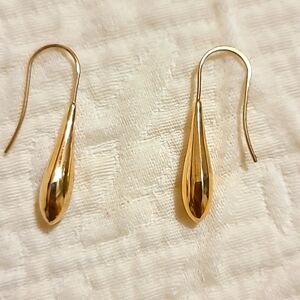 14k yellow gold tear drop earrings. Approximately 3 cm. ( 1.25 inches) long.